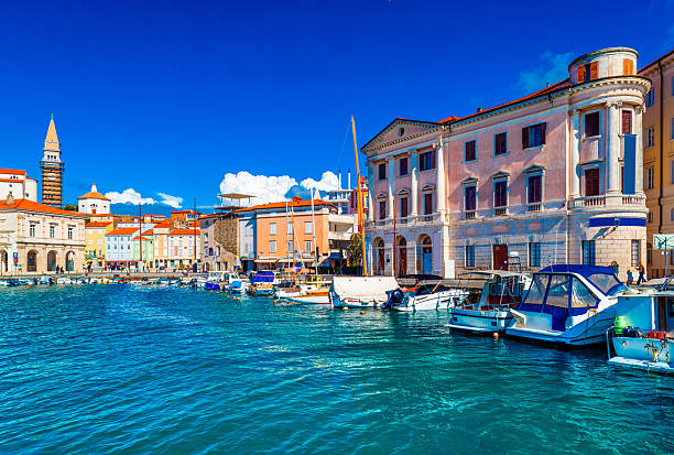 stadtbild der stadt piran sergej masera gebaude des schifffa 1